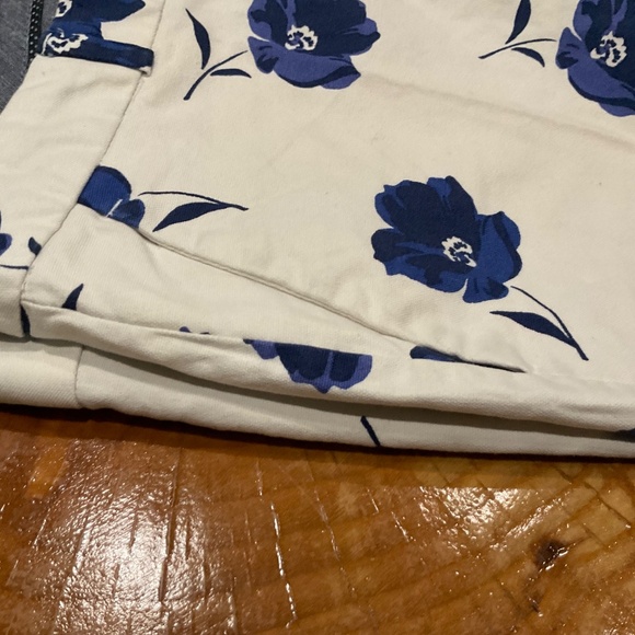 Banana Republic White Shorts Blue Purple Flowers Chino Print Tailored Size 8 - Picture 5 of 9